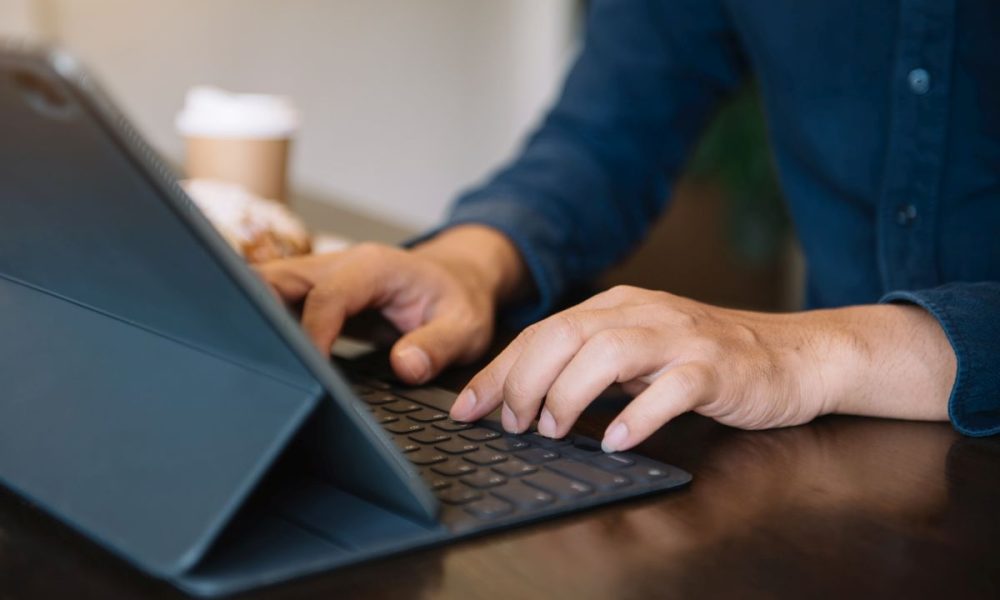 Runelk iPad Keyboard Case Review: Transform Your iPad Into a Laptop